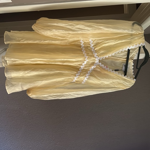A spring yellow, hello Molly dress size large. Never been worn. - Picture 2 of 3